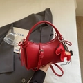Elegante bolso de cuero rojo mate con detalle de lazo y colgante de caballo, variante - Rojo con colgante