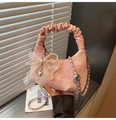 Détail du sac rose montrant la poignée plissée nœud en dentelle et pendentif cœur - Rose (Avec Pendentif)