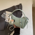 Elegante bolso de media luna verde menta con colgante de caballo y hebilla dorada - Azul con colgante