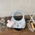 Sac bandoulière bleu clair en demi-lune avec broderie cerise et charme lapin en peluche - Bleu