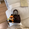 Vue détaillée du sac seau en daim marron foncé avec un charmant pendentif en peluche - Café (Avec Pendentif)
