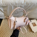 Elegante bolso de mano en cuero rosa claro con colgante de poni y correa fina - Rosa Con Colgante