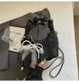 Détail du sac hobo noir avec poignée en cuir plissée et pendentif en dentelle de perles - Noir (Avec Pendentif)