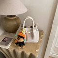 Vue détaillée du sac seau en toile crème avec poignée en cuir et breloque petit chien - Blanc (Avec Pendentif)