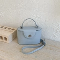 Vue détaillée du sac à main boîte bleu clair montrant le similicuir lisse et le fermoir argent - Bleu Sans Pendentif