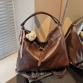 Vintage dunkelbraune große PU-Leder Totetasche mit Bärenanhänger und gewebtem Charme - Kaffeebraun