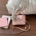 Détail du sac boîte rose clair avec fermoir rotatif en métal argenté et charmant ours - Rose avec pendentif