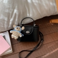 Détail du sac à main noir en cuir PU avec fermoir argenté et charmant ours peluche - Noir Avec Pendentif