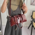Borsa Boston da donna in pelle rossa lucida con doppi manici e tracolla regolabile - Rosso