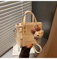 Borsa a secchiello beige crema con ciondolo a forma di orso e perline su sfondo casual - Beige (Con Ciondolo)