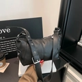 Borsa a spalla in pelle nera martellata con ciondolo a stella e tracolla con occhielli - Nero