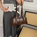 Borsa sottobraccio in pelle verniciata marrone scuro con cinghie regolabili argentate - Marrone