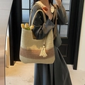 Bolso tote de paja tejido a mano con diseño color-block y borlas para vacaciones - Blanco Roto