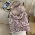 Pluche draagtas met roze en grijze luipaardprint en zachte pluizige textuur - Luipaard Roze