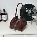 Elegante tiefburgunderrote gewebte Beuteltasche mit Silberkette und Perlenanhängern - Braun