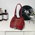 Weinrote gewebte Eimertasche mit silbernem Kettenzug und Perlenanhänger-Detail - Rot