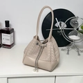 Schicke beige geflochtene Beuteltasche mit elegantem Perlen-Kettenzug für Damen - Weiß