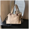 Detailopname van retro beige tote bag met donkere klinknagels en metalen ritssluiting - Beige