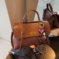 Sac à main vintage bicolore marron, texture tissée, fermoir rotatif et breloque - Marron (Avec Pendentif)
