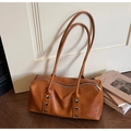 Detailansicht der braunen Ledertasche mit silbernen Nieten und Reißverschluss - Braun