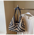 Détail du motif géométrique rétro tissé main sur un sac fourre-tout bleu et beige - Bleu