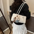 Bolso de hombro minimalista de cuero blanco con un lindo colgante de osito - Blanco con colgante