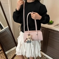 Bolso bandolera rosa claro chic con colgante de oso y letras de Fashion & Bags - Rosa con colgante