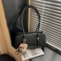 Bolso tote negro de cuero PU mate con asas largas y un colgante de oso de peluche marrón - Negro con colgante