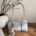Bolso de mano azul claro minimalista con esferas plateadas y colgante de osito - Azul con Colgante
