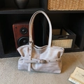 Borsa tote plissettata beige con cinturini con fibbia retrò e trama litchi da donna - Grigio