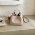 Elegante bolso de hombro beige con textura granulada y amuleto de oso de peluche - Con Colgante / Rosa
