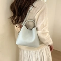 Bolso cubo azul claro en cuero PU con patrón de lichi y colgante de osito - Con Colgante / Azul
