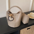 Set borsa a secchiello in pelle kaki con mini pochette e ciondolo a cuore leopardato - Cachi con Pendente