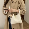 Bolso tipo cubo crema para mujer con colgante de oso y correa ajustable - Con Colgante / Blanco