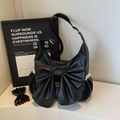Schwarze Halbmond-Schultertasche mit großer Schleife und weißer Spitzenborte - Schwarz