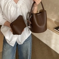 Set borsa a secchiello e pochette in pelle marrone scuro con ciondolo leopardato - Marrone con ciondolo