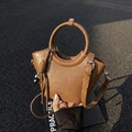 Dunkelbraune Retro-Beuteltasche mit Rundgriffen und Herzanhänger-Detail - Braun