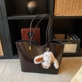 Grand sac cabas marron en cuir brillant avec un joli pendentif de lapin blanc en peluche - Café avec Pendentif
