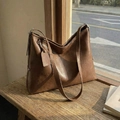 Bolso hobo retro marrón de gran capacidad con textura de cuero en banco de madera - Marrón