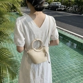Sac seau blanc crème avec poignées rondes et bandoulière sur fond d'été ensoleillé - Blanc de Soja