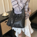 Bolso tote grande negro estilo punk con remaches y cremalleras llevado al hombro - Negro