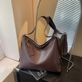 Bolso de hombro de cuero sintético marrón oscuro con textura suave y hebilla de metal - Marrón