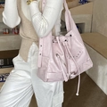 Bolso tipo cubo punk rosa claro con tachuelas plateadas y cordón para mujer - Rosa