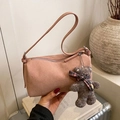 Roze suède schoudertas met schattige teddybeer hanger en zilveren ritssluiting - Met Hanger / Roze