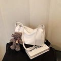 Witte minimalistische Hobo-schoudertas met litchi-textuur en een schattige berenhanger - Met Hanger / Wit