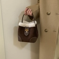 Sac seau en simili daim marron avec garniture en fausse fourrure et fermoir doré - Marron