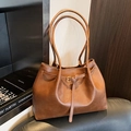 Vintage braune Ledertasche mit eleganter Metallschnalle und langen Schulterriemen - Braun