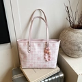 Roze draagtas met geplooide textuur en strikmotieven op een zilveren koffer - Roze met hanger