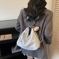 Große hellblaue Vintage-Einkaufstasche als Rucksack getragen von einem Model im Innenraum - Blau mit Anhänger