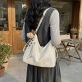Retro cremeweiße Hobo-Schultertasche mit großem Fassungsvermögen und Bärenanhänger für Damen - Cremeweiß Mit Anhänger
